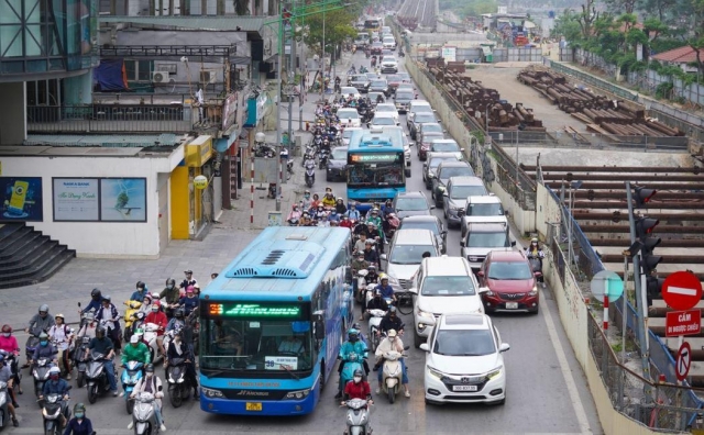 Hà Nội dự kiến tăng mạnh phí trước bạ và cấp biển số: Người dùng xe xăng, dầu sẽ phải trả giá cao hơn 667641