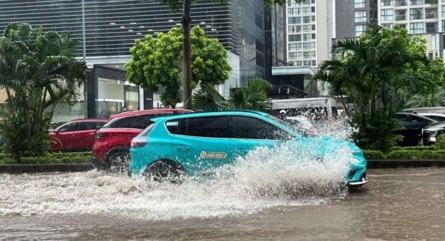Băng phố mùa mưa bằng xe điện: Coi chừng trả giá đắt 669850