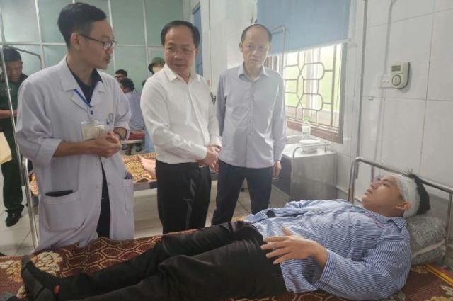 Hành khách kể phút giây kinh hoàng trong vụ lật xe khách tại Hà Tĩnh: “Kính vỡ tung, người nằm chồng lên nhau” 671996