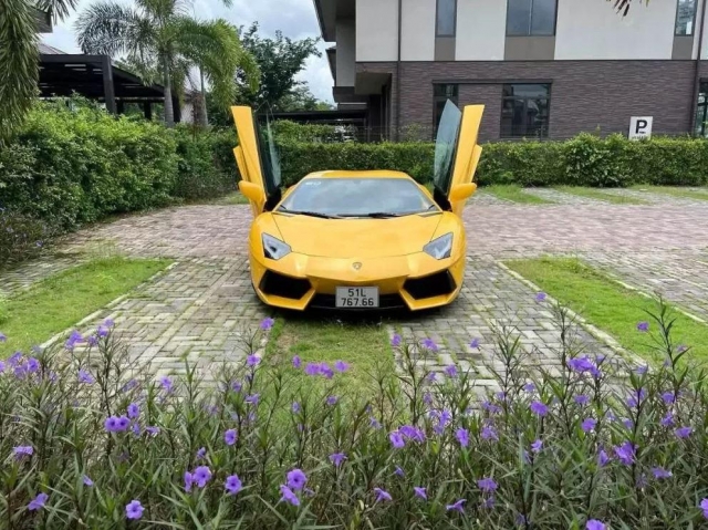 Lamborghini Aventador LP700-4 đời 2012 tái xuất thị trường với giá bán hấp dẫn 676849