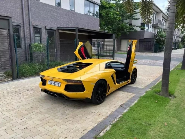 Lamborghini Aventador LP700-4 đời 2012 tái xuất thị trường với giá bán hấp dẫn 676851