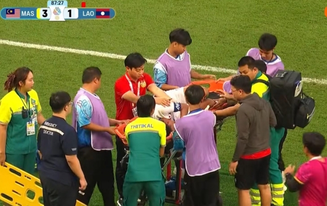 U22 Việt Nam có hành động gây sốt với cầu thủ Lào bị gãy chân