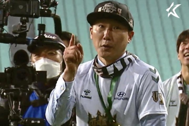 HLV Kim Sang-sik gây sốt khi đọc rap, nhảy đẹp như dancer 456667
