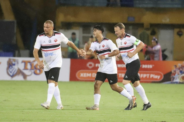 Trực tiếp Huyền thoại MU 2-1 Việt Nam All Stars: Nỗ lực 658090