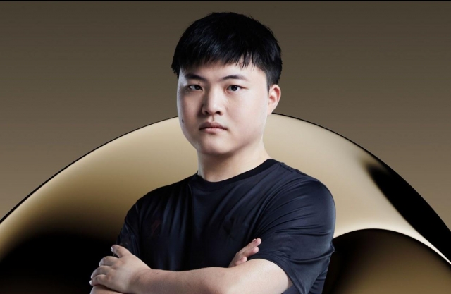 Uzi nhận tin