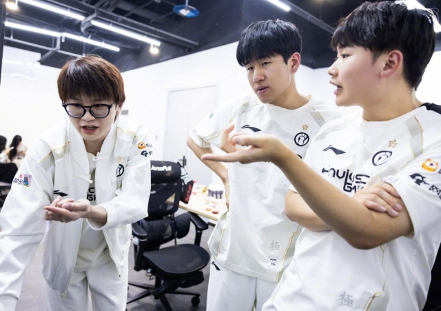 Rookie ám chỉ Jiejie đã “hết cửa” thi đấu tại IG 670243