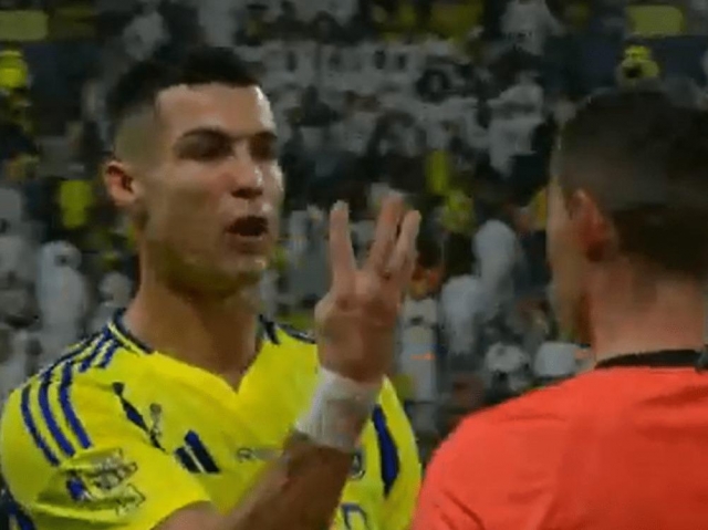 Ronaldo nhận điểm thấp nhất trận, mắng xối xả trọng tài 2 Ronaldo nổi giận với trọng tài đòi sự công bằng