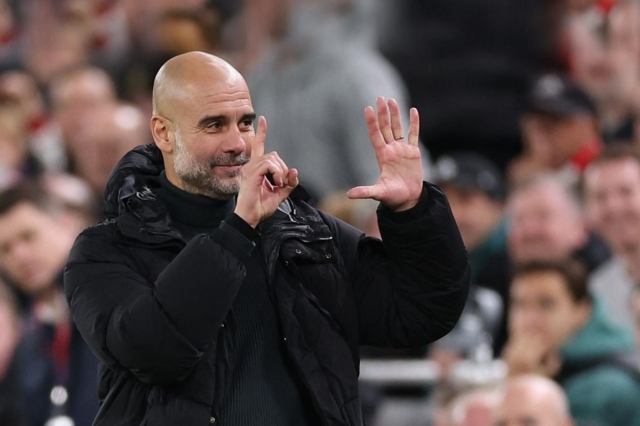 Bắt chước Ronaldo, Pep Guardiola đáp trả fan Liverpool-563821