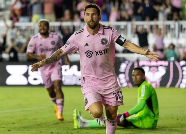 Messi khiến đồng đội bất ngờ về trình độ tiếng Anh