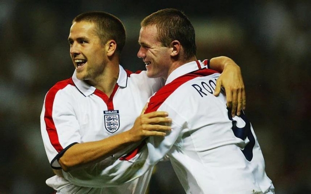 4633355_Michael_Owen_of_England_celebratesMANCHESTER_ENGLAND_-_SEPTEMBER_10__Michael_Owen_of_Eng_tra