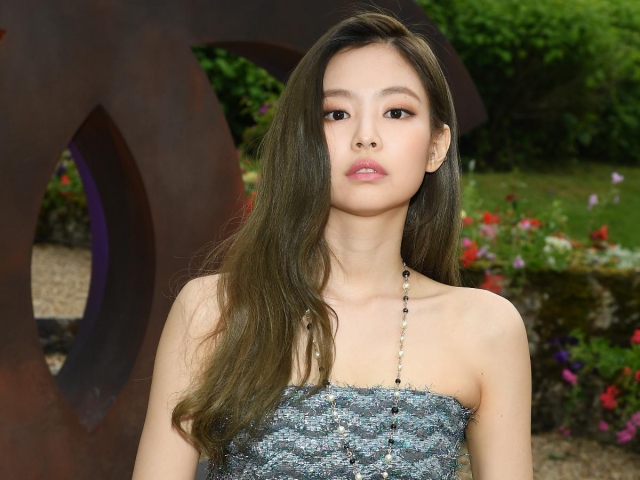 Jennie Blackpink lộ bờ vai