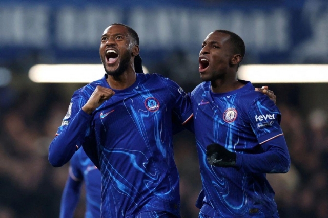 Chelsea để trống logo nhà tài trợ ngực áo trong phần lớn mùa giải này (Ảnh: Internet)