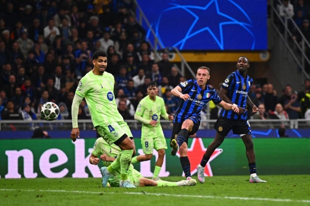 Chính đội phó Barca không ngăn cản được tình huống đi bóng của Thuram dẫn đến bàn thắng của Frattesi (Ảnh: Trang chủ CLB)