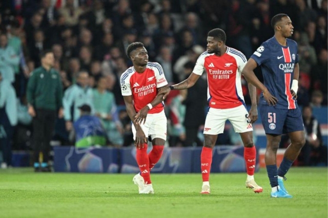 Thomas Partey vỗ vai trấn an đàn em nhằm tránh những hậu quả nghiêm trọng hơn (Ảnh: football.london)