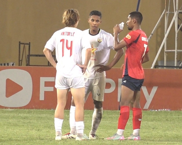 Adou Minh, Viktor Lê và Quang Vinh Pendant trò chuyện cùng nhau sau trận.