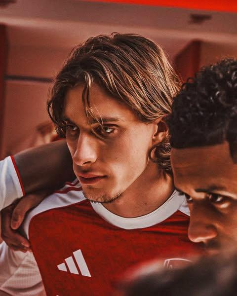 Cận cảnh chiếc áo đấu sân nhà mùa sau trong video quảng bá của Arsenal. Ảnh: CLB