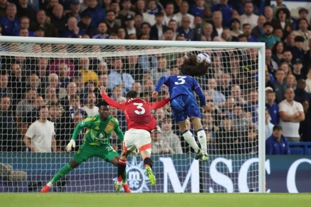 Marc Cucurella đánh đầu ghi bàn giúp Chelsea đánh bại Manchester United.
