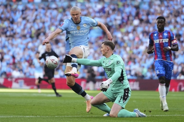 Pha bóng bị cho là xứng đáng nhận thẻ đỏ của Dean Henderson. Nguồn: HJNews