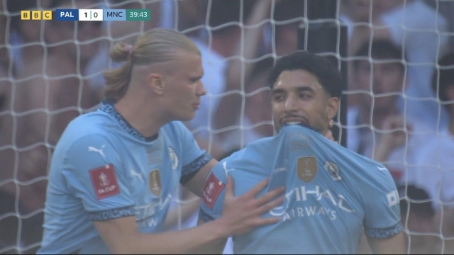 Halaand an ủi Marmoush sau khi cầu thủ người Ai Cập đá trượt penalty (nguồn ảnh Twitter)
