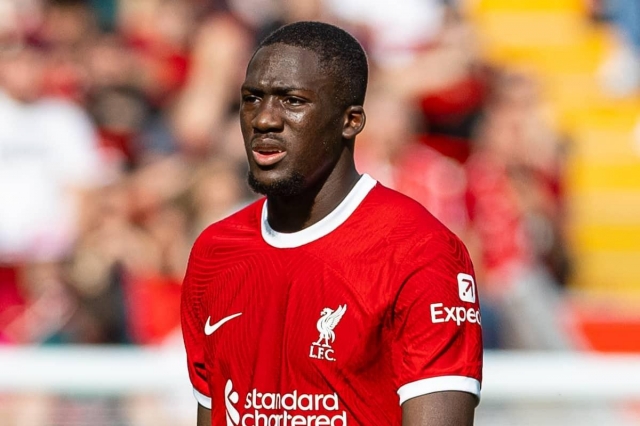 Liverpool gặp khó khăn khi Konate đòi mức lương cao ngang hàng với Van Dijk hay Salah.