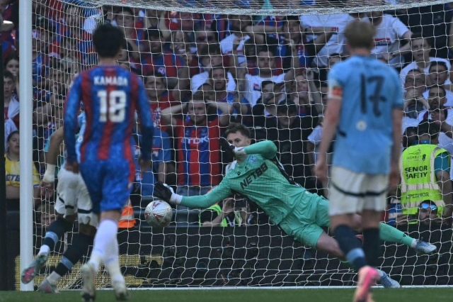 Cựu thủ môn Man United đóng vai trò then chốt trong chiến thắng lịch sử của Crystal Palace.