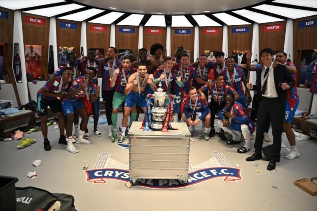 Đây là danh hiệu lớn đầu tiên trong lịch sử của Crystal Palace (nguồn ảnh Twitter)