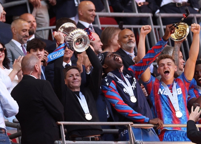Đây là danh hiệu lớn đầu tiên trong lịch sử của Crystal Palace (nguồn ảnh Twitter)