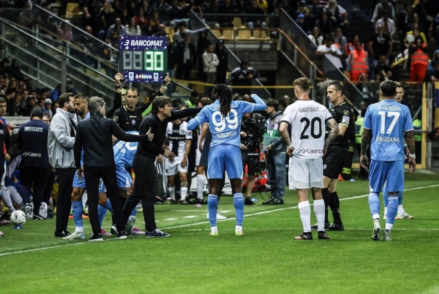 Conte bất bình với trọng tài trong trận đấu với Parma. Nguồn: Football Italia