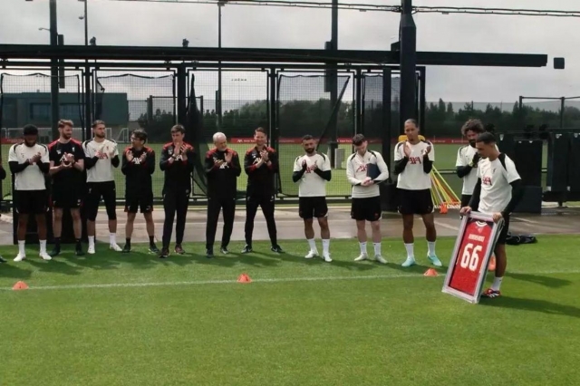 Trent Alexander-Arnold đã có bài phát biểu ngẫu hứng với các đồng đội của mình.