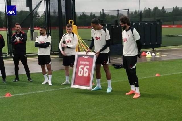 Virgil van Dijk tặng Trent Alexander-Arnold chiếc áo đấu của Liverpool.