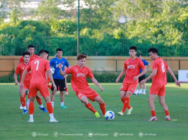 Không khí đầy thoải mái trong các buổi tập của ĐTVN. Ảnh: VFF