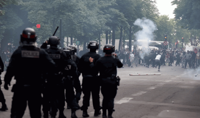 Tình hình ngày càng thêm căng thẳng khi đã có thương vong trong lễ rước cúp. Ảnh: AFP