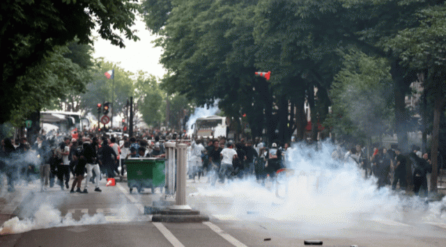 Khung cảnh cực kỳ hỗn loạn tại Paris trong ngày PSG rước cúp. Ảnh: AFP
