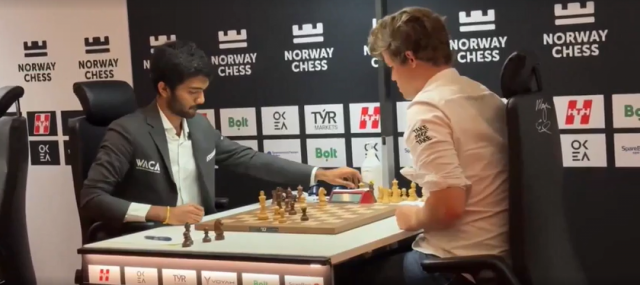 Thần đồng người Ấn Độ khiêm tốn sau trận thắng trước Đại kiện tướng Carlsen. Ảnh: MSN
