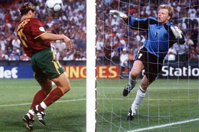 Sérgio Conceição ghi bàn vào lưới Oliver Kahn tại EURO 2000 (Ảnh: Sport1).