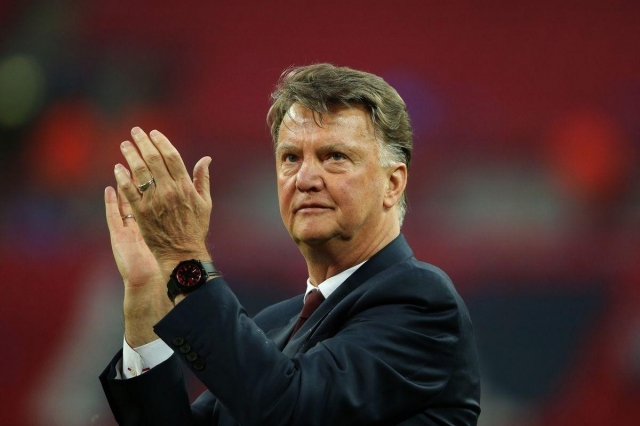 Louis van Gaal bị sa thải sau khi giành Cúp FA (Ảnh: The Mirror).