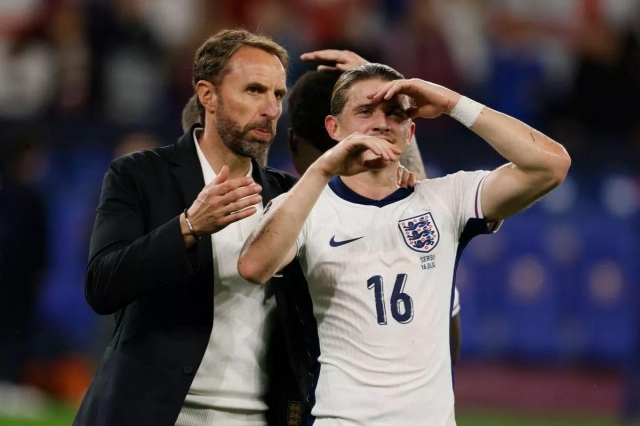 Gareth Southgate trao cho Conor Gallagher trận ra mắt đội tuyển Anh vào tháng 11 năm 2021 (Ảnh: The Mirror).