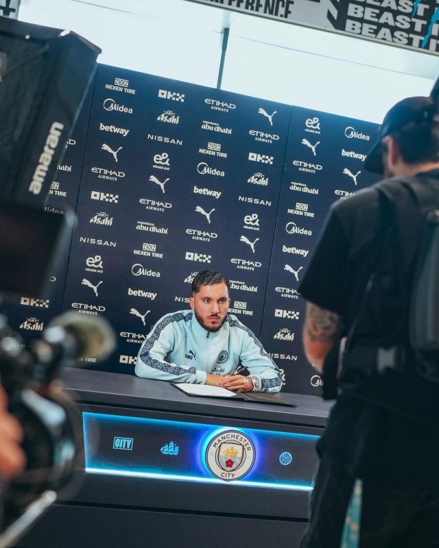 Pep Guardiola đặt rất nhiều kỳ vọng vào tân binh mới này. Ảnh: CLB