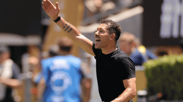 HLV Simeone cũng không hài lòng về công tác trọng tài. Ảnh: Bein Sports