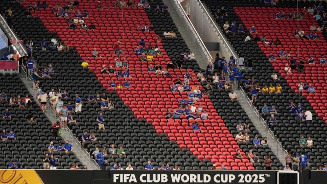 FIFA chắc chắn không muốn thấy hình ảnh này ở sân chơi lớn nhất hành tinh (Ảnh: Sky Sport)