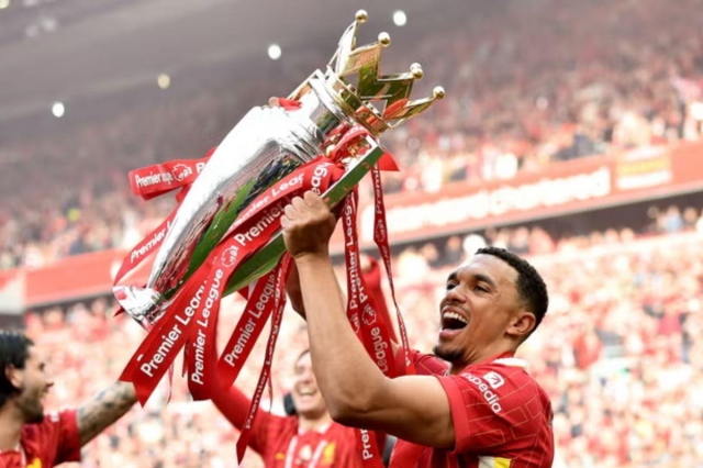 Trent Alexander-Arnold nâng cao chức vô địch Premier League trong ngày chia tay Liverpool (Ảnh: The Independent).