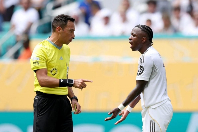 Vinicius đã nhận một thẻ phạt trong trận gặp Al Hilal (Ảnh: Madrid Universal).