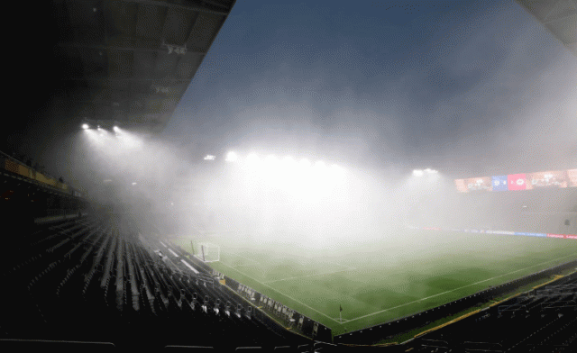 Thời tiết đang không ủng hộ giải đấu của FIFA. Ảnh: AP
