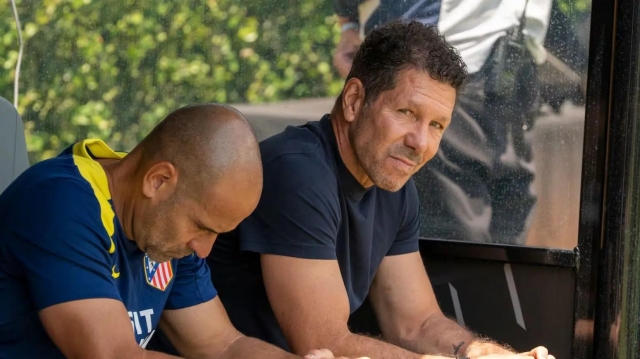 HLV Diego Simeone trầm tư trong trận đấu
