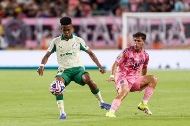 Estevao đối đầu với cầu thủ Inter Miami