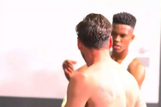 Estevao đổi áo với Lionel Messi vào giờ nghỉ giải lao (Ảnh: The Mirror).