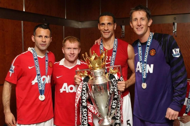 Van der Sar từng giành 4 danh hiệu Premier League cùng Man United (Ảnh: MEN).