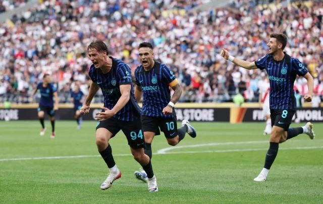 Francesco Pio Esposito tỏa sáng khiến Inter từ bỏ Højlund
