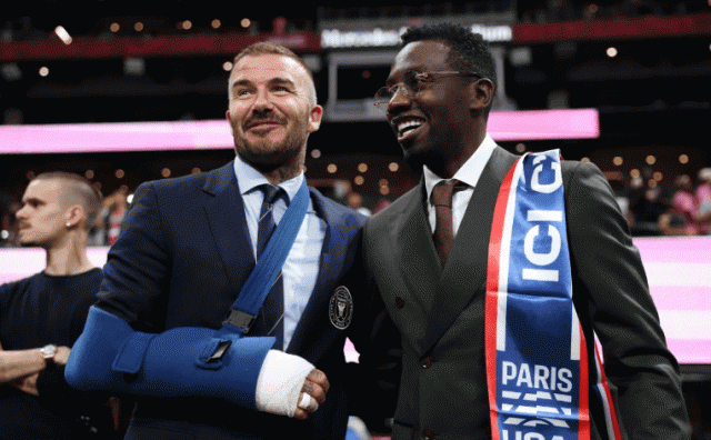 Beckham vẫn lịch lãm khi xuất hiện trước công chúng. Ảnh: The Sun