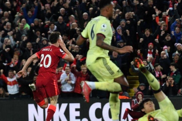 Hàng vạn khán giả tại Anfield ăn mừng bàn thắng của Jota (Ảnh: Reuters)